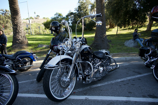 Los entusiastas de las motocicletas clásicas se reúnen en Elysian Park, Los Ángeles.