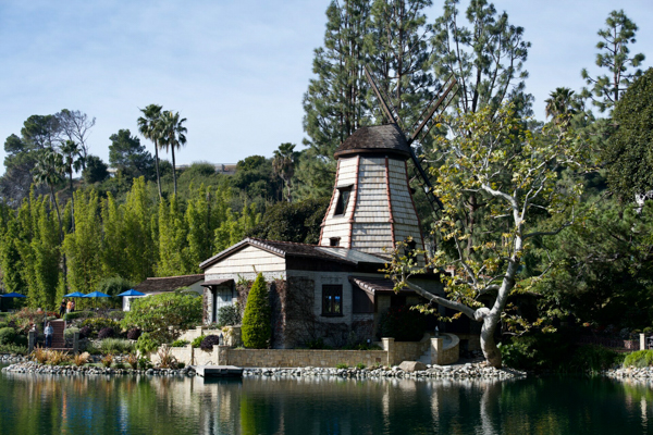 Molino de viento encantador en Shrine Lake - la escapada serena de Los Ángeles